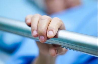 In the realm of healthcare safety, the use of bedrails, particularly during emergency scenarios like fire evacuations, is a topic of paramount importance. A significant risk is associated with the absence of bedrails during such emergencies, highlighting the need for a balanced approach to their usage.